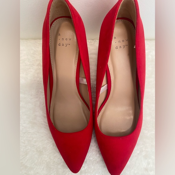 A NEW DAY Women's Red Faux Suede Heels - Size 9 - EUC - Picture 2 of 9
